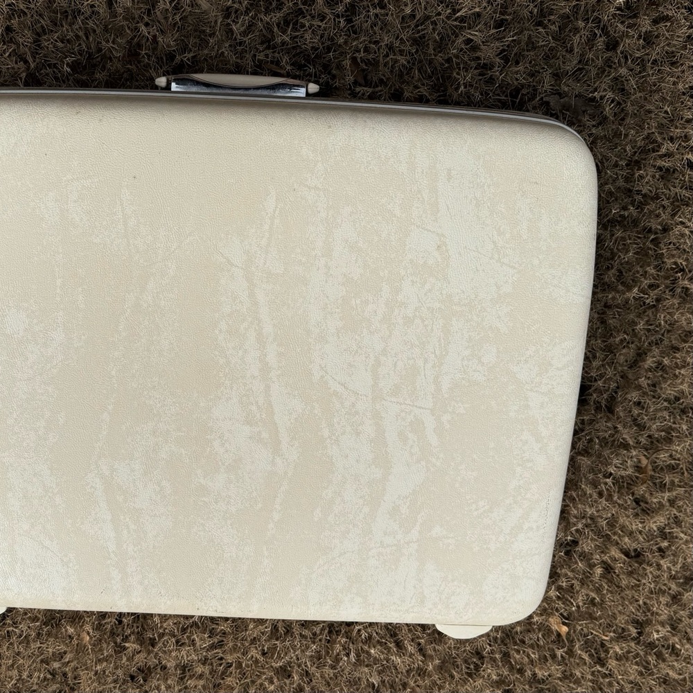 Vintage Samsonite Silhouette Luggage 
Will provide dimensions later
